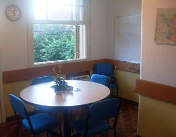 Uma das salas: mesa redonda para maior interatividade.